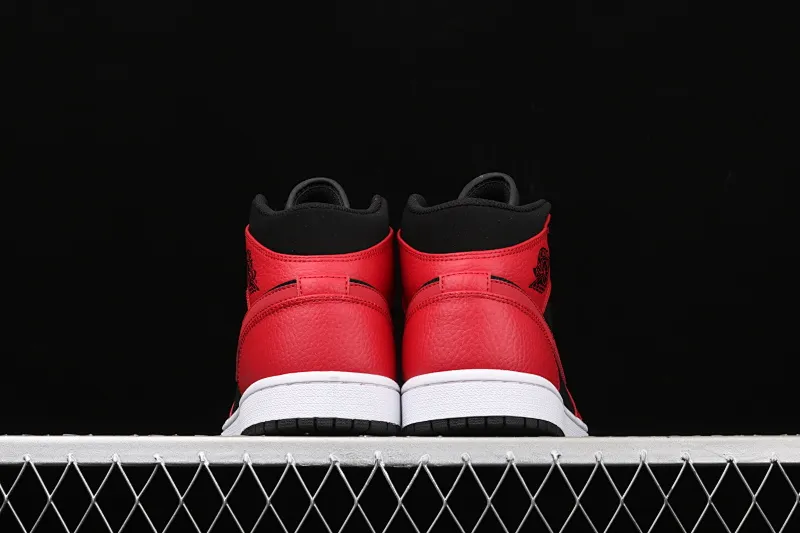 All categories Air Jordan Jordan series basketball shoes Air Jordan 1 Mid special price G version pure original Air Jordan 1 Mid AJ1 Joe 1 Xiaoban wear 554724-054